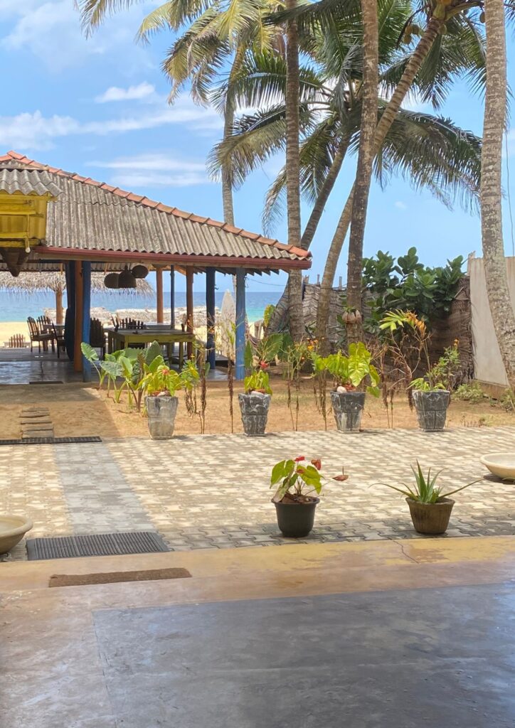 スリランカのヒッカドゥワにある
ロングビーチゲストハウス
お部屋を出たらすぐビーチ